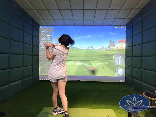 Khách hàng trải nghiệm phòng golf 3d Linh Lang