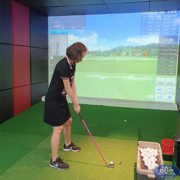 Khách hàng trải nghiệm dịch vụ chơi golf 3D trong nhà